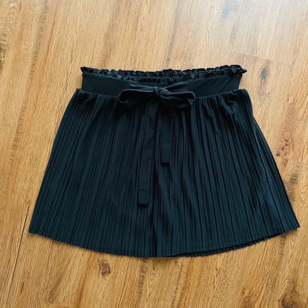 Accordion black dress shorts
